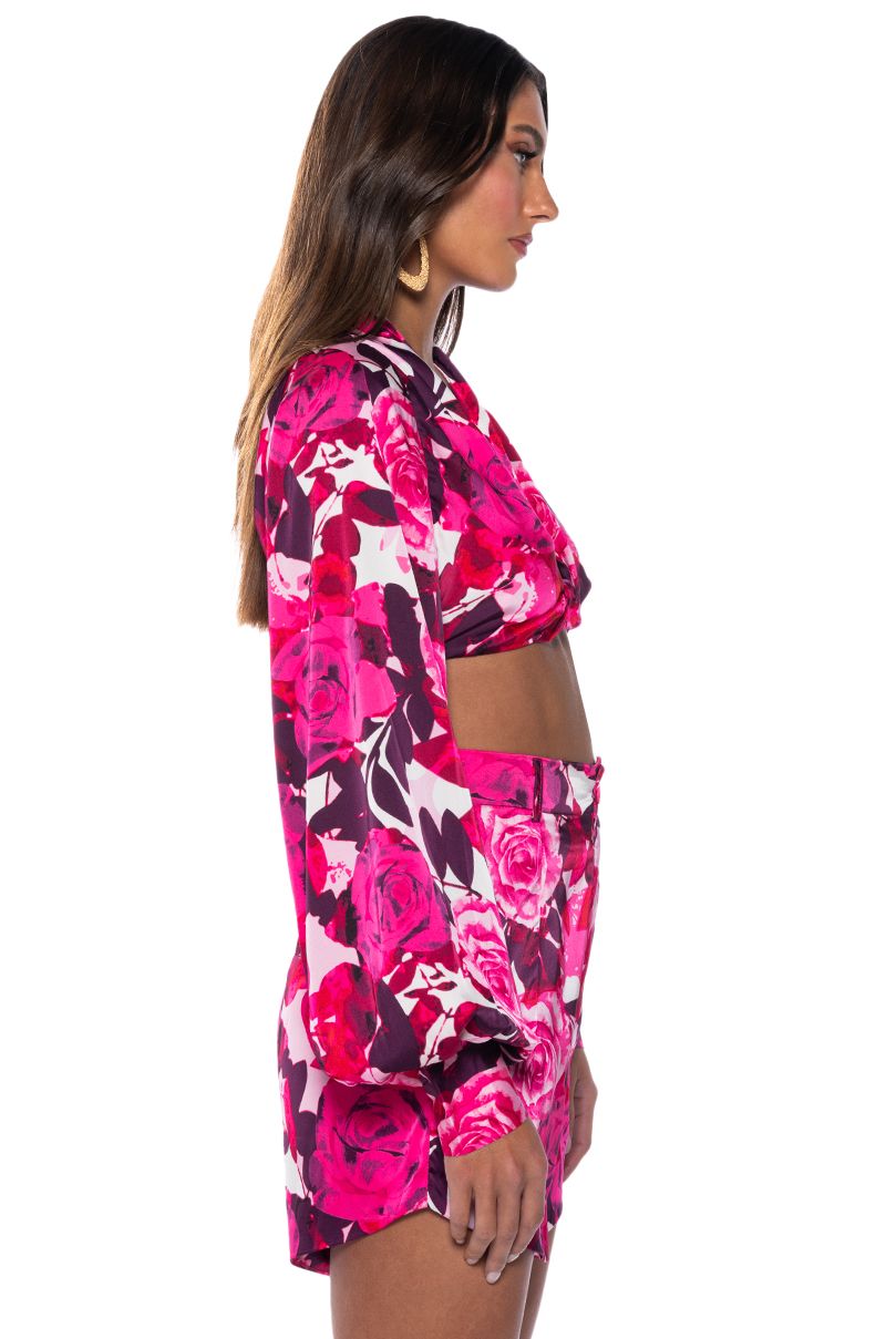COME MY WAY TWIST FRONT ULTRA CROPPED BLOUSE IN PINK FLORAL