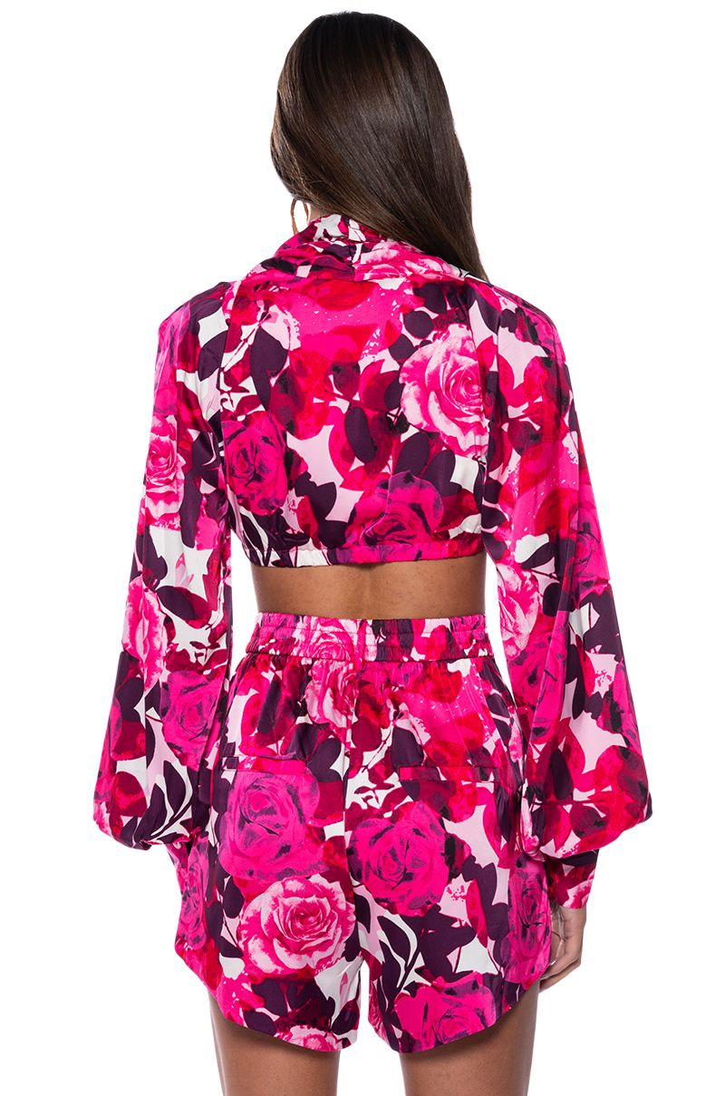 COME MY WAY TWIST FRONT ULTRA CROPPED BLOUSE IN PINK FLORAL