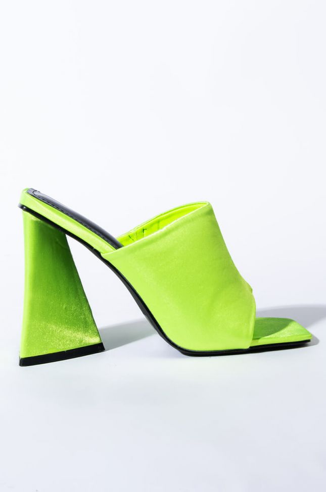 Front View Azalea Wang Caught In A Dream Chunky Sandal In Green