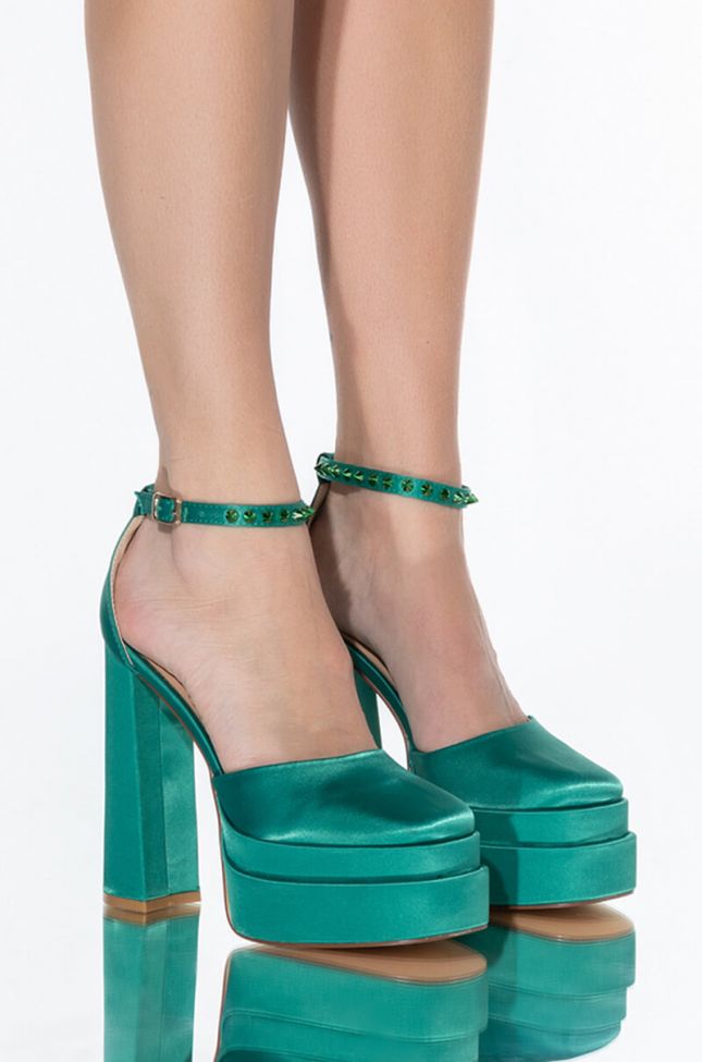 Front View Azalea Wang City On Fire Chunky Pump In Green