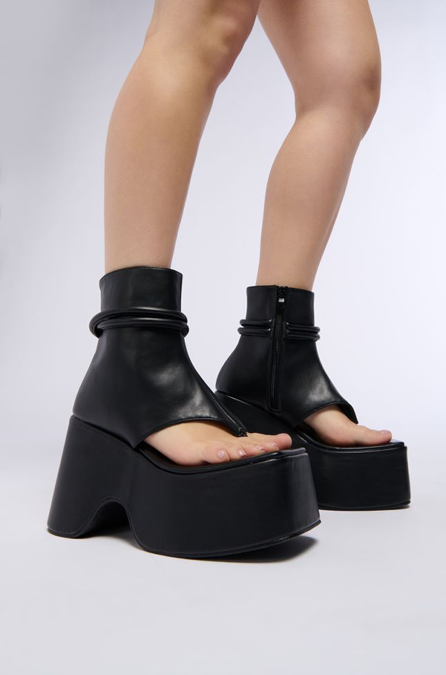 Front View Azalea Wang Daxton Open Toe Sandal Flatform Boot In Black