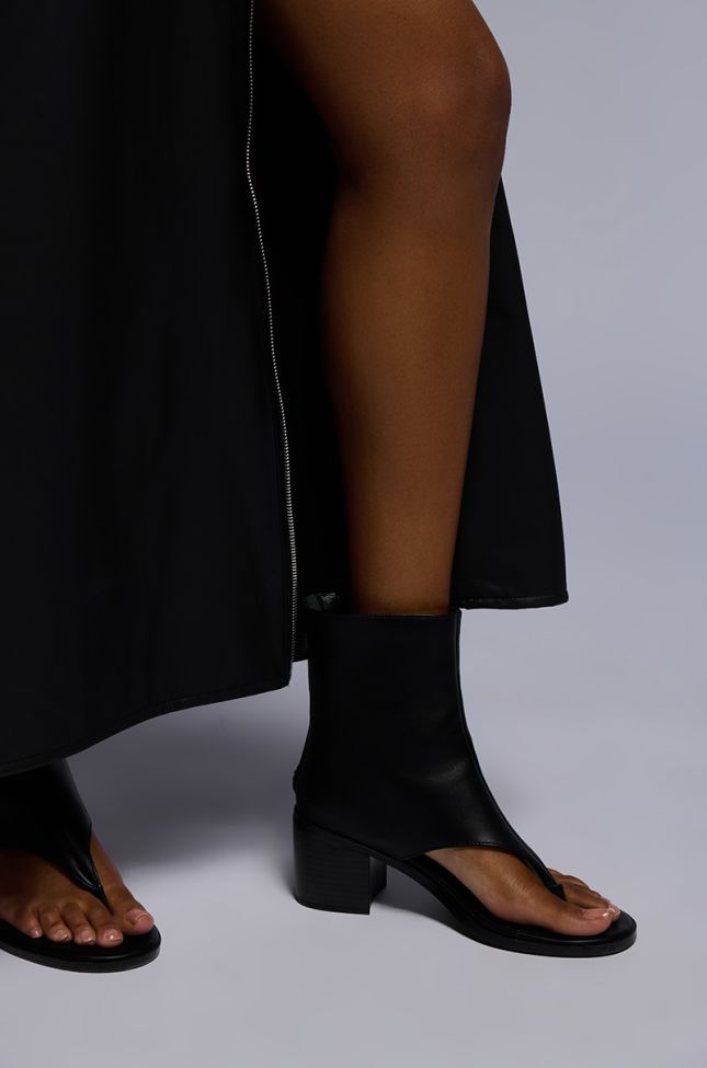 Extra View Azalea Wang Grayson Chunky Heel Thong Sandal In Black