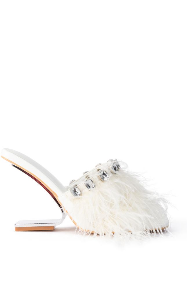 AZALEA WANG HARTFORD SANDAL WITH FEATHERS IN WHITE