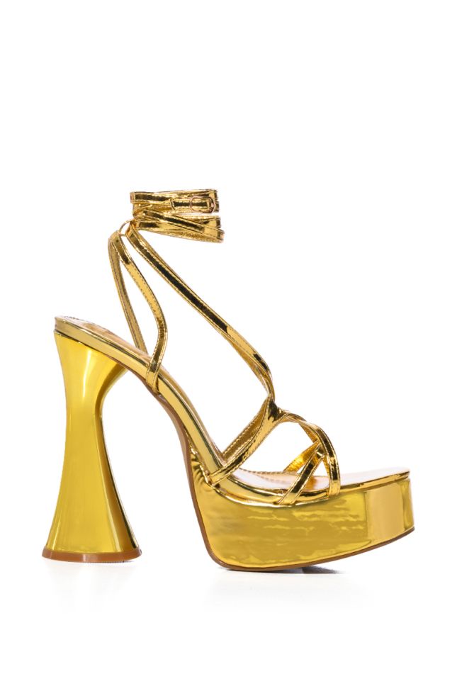 Side View Azalea Wang Madge Platform Chunky Sandal In Gold