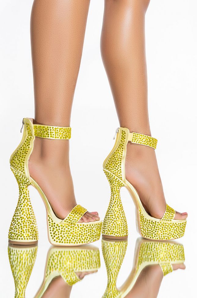 Front View Azalea Wang My Place Or Yours Chunky Sandal In Yellow