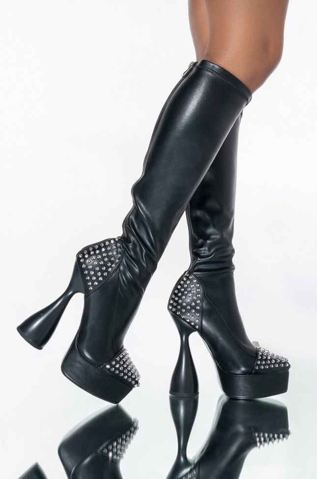 Front View Azalea Wang Right On Beat Chunky Boot In Black
