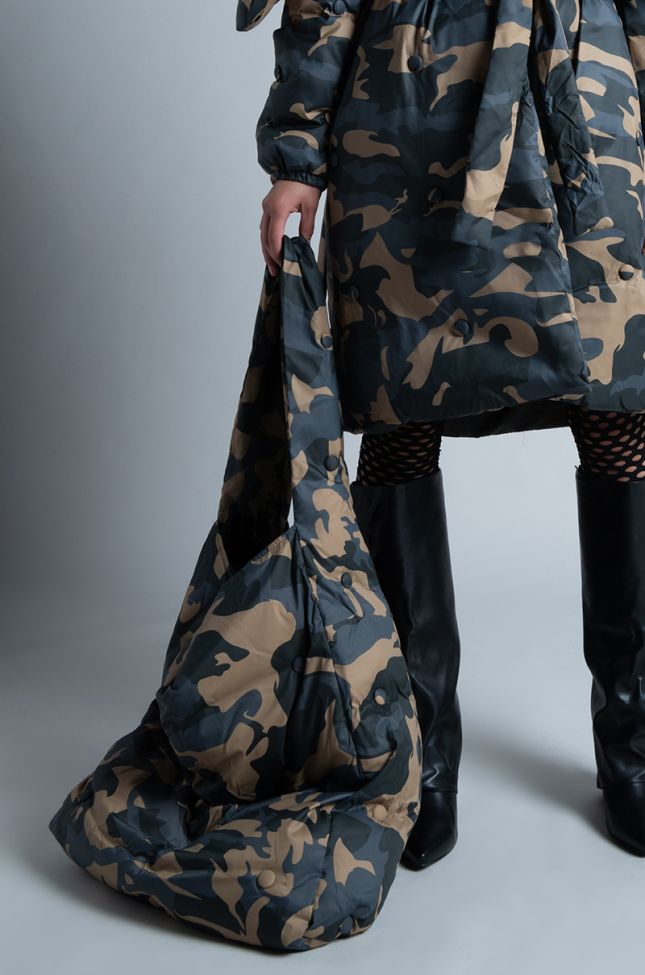 Extra View Camping Tufted Puffer Tote In Camo