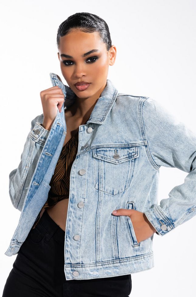 IT'S A CLASSIC MID LENGTH JEAN JACKET
