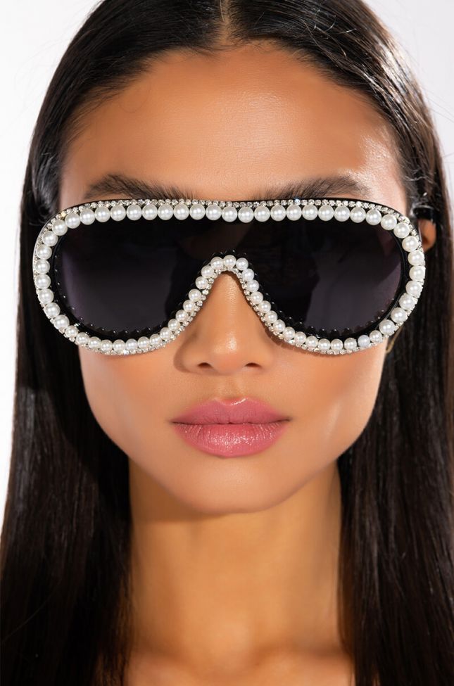 Front View Paparazzi Pearl Sunnies