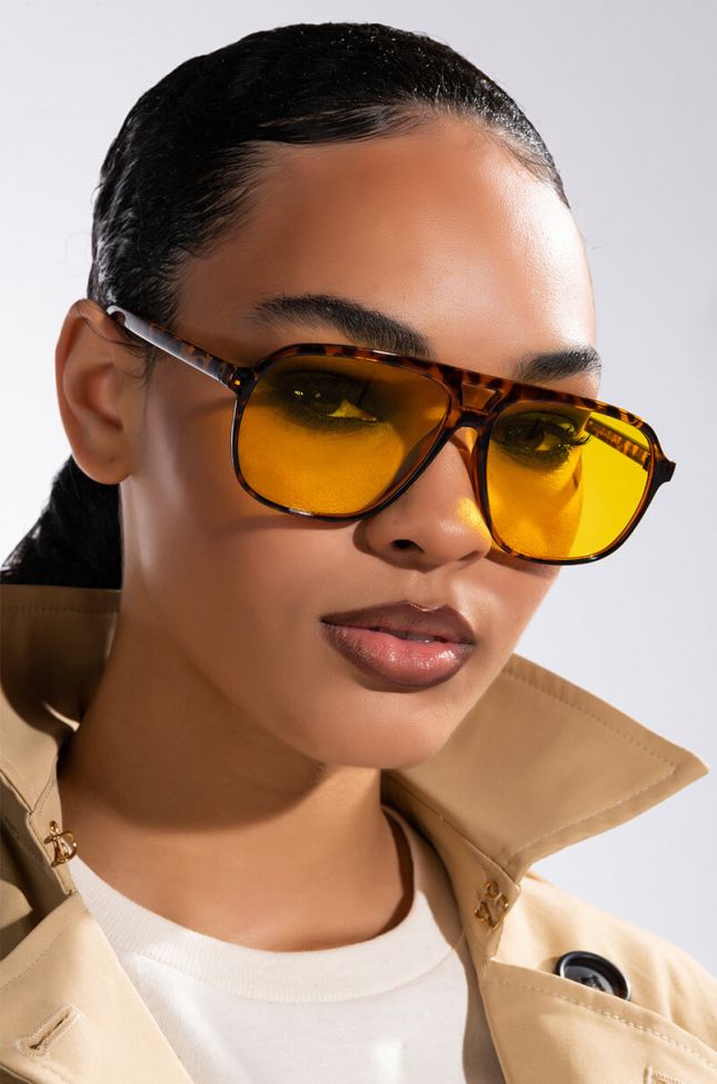 Side View Pull Up Tortoise Sunnies