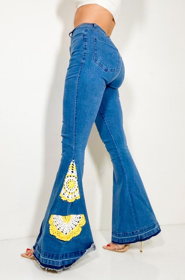 Detail View Zizzi Crochet Flare Jeans in Medium Blue Denim